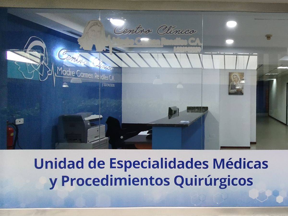 Entrada de la Unidad de Especialidades Médicas del Centro Clínico Madre Carmen Rendiles