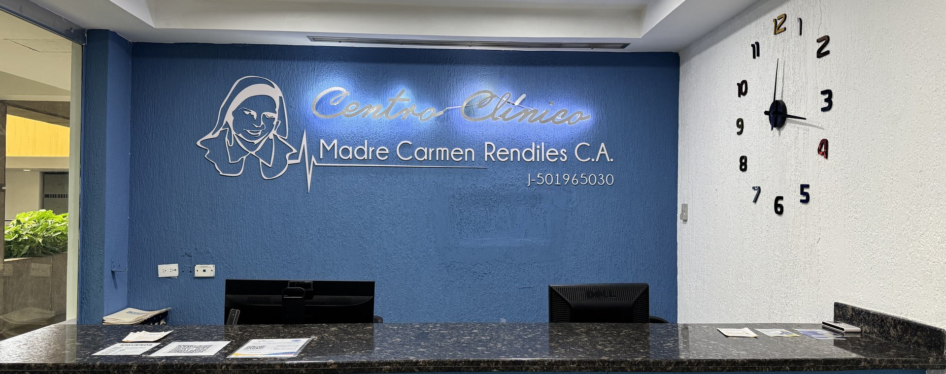 Letrero corporativo del Centro Clínico Madre Carmen Rendiles
